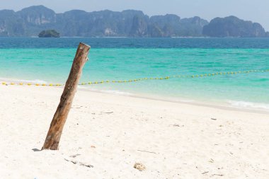 Dağ deniz manzarası, Tayland okyanus seyahat arka plan ile adalar deniz plaj.
