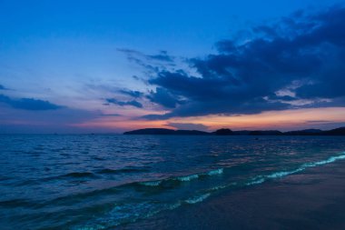 Deniz plaj zaman günbatımı alacakaranlıkta mavi karanlık gökyüzü.