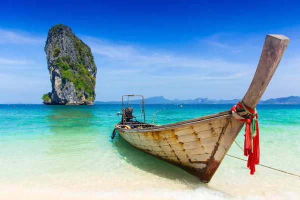 Thailand zomer reizen zee, Thaise oude houten boot op zee strand Krabi Phi Phi eiland Phuket . — Stockfoto