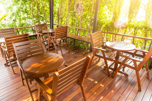 Mesa de madera silla de madera en la naturaleza restaurante o cafetería . — Foto de Stock