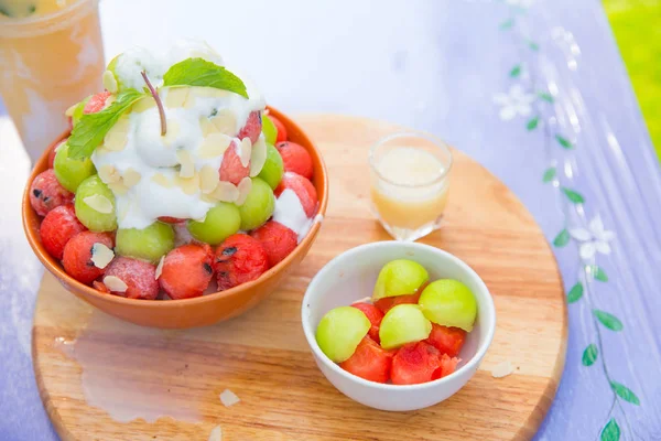 Bingsu, koreanische Art rasiertes Eis-Dessert. — Stockfoto