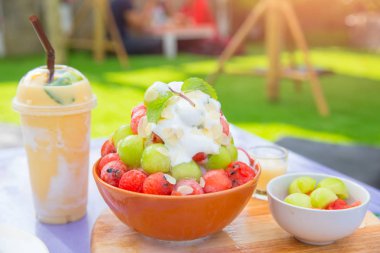 Bingsu tatlı, yaz sezonu tatlandırmak Asya yaşam tarzı menü yemek tatlı zevk lezzetli meyve Tepesi ve karışımlı şeftali yüzlü içki ile buzlu soğutma.