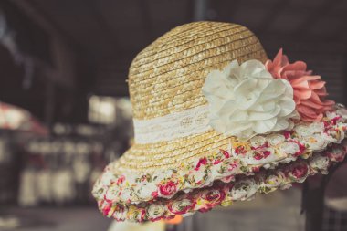 tatlı güzel kadınlar şapka vintage renk tonu.