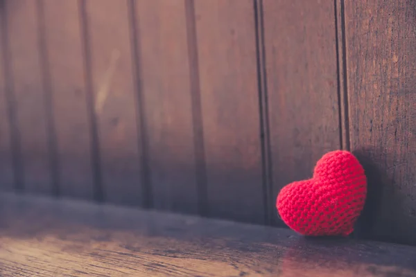 Coeur d'amour sur bois pour le fond de la Saint-Valentin . — Photo