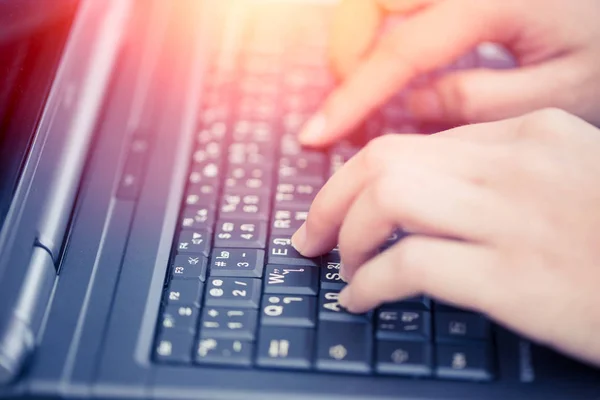 Палець на клавіатурі ноутбука. робочий спосіб життя, крупним планом ділова жінка, що друкує на комп'ютері . — стокове фото