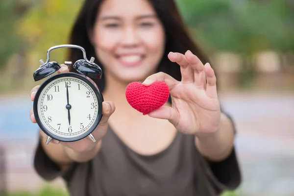 Asyalı kadınlar, el saat 6'da kırmızı kalp ve saat kez göstermek için birlikte sevgi dolu Zamanı. — Stok fotoğraf