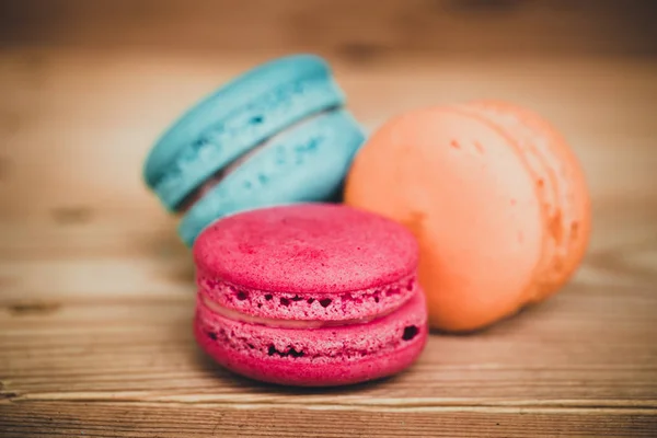 Macaron dessert sucré sur fond bois ton foncé . — Photo