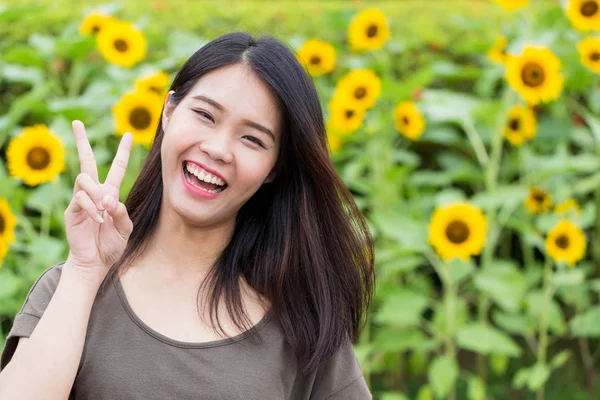 Leuk portret Aziatische Thaise tiener glimlach met zonnebloem met kopie ruimte. — Stockfoto