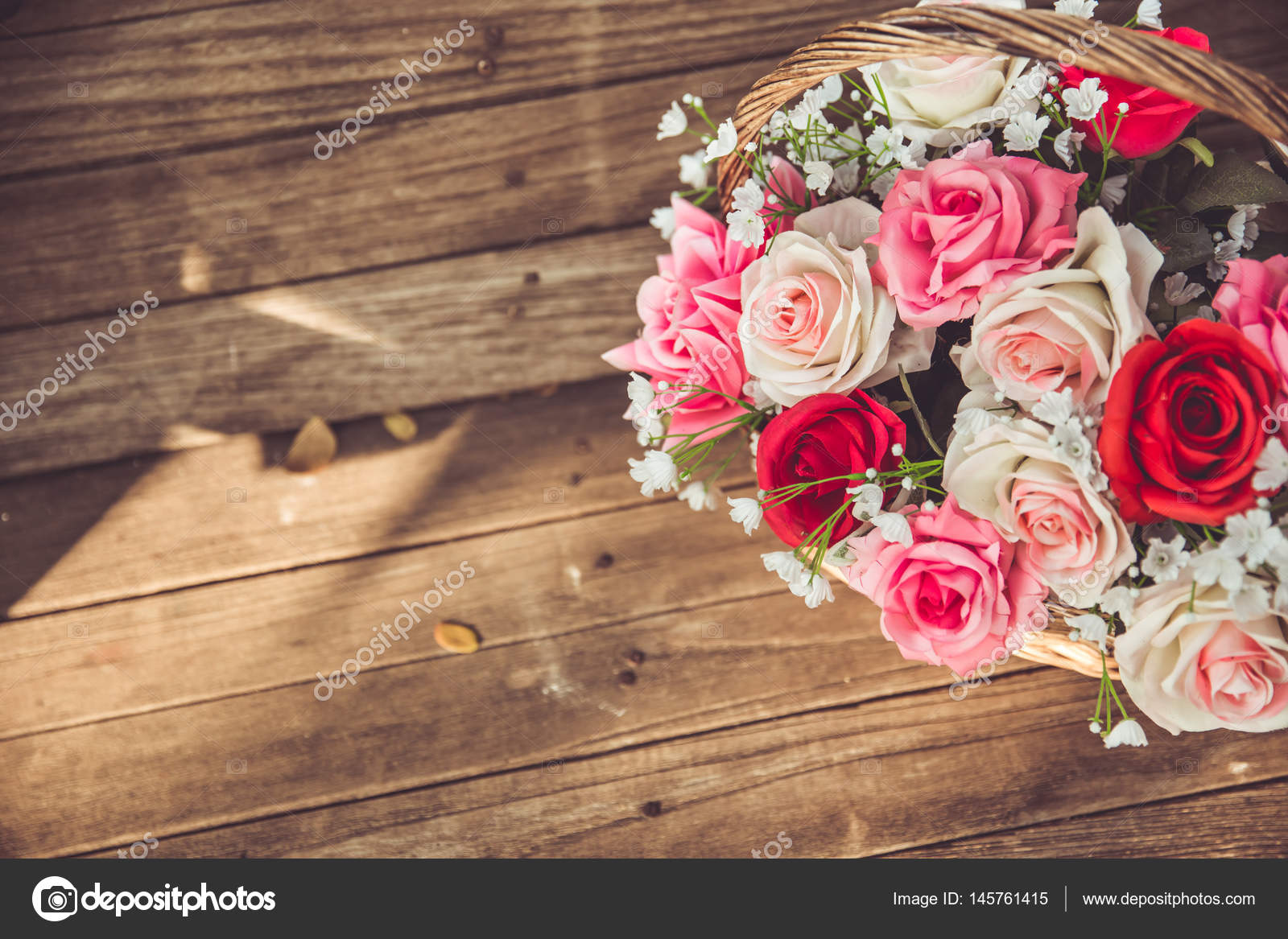 Vintage Fleur Rose Dans Le Panier Sur Fond De Bois Vieux