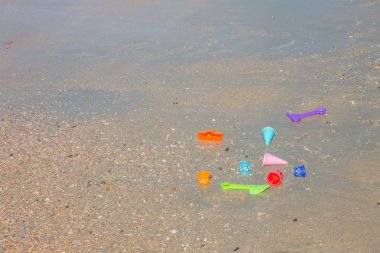 Çocuk oyuncak bırakın sahilde.