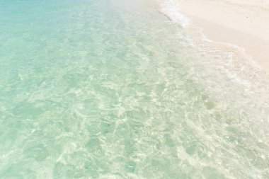 temiz beyaz kum plaj açık deniz su arka planı için.