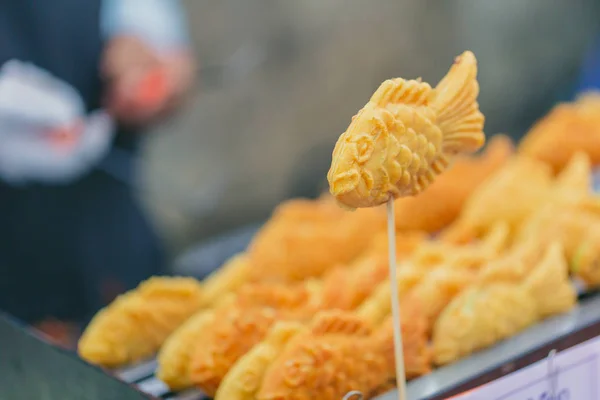 Taiyaki, bollo de pescado japonés o pastel en forma de pez de estilo japonés . — Foto de Stock