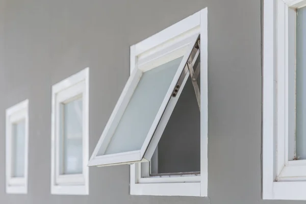 Janela de toldo aberta, janelas de alumínio moderna casa empurrar . — Fotografia de Stock