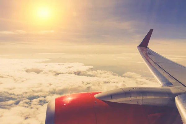 Moln och himmel Visa från genom fönstret på ett flygplan. — Stockfoto