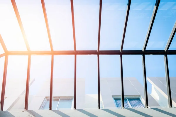 Soffitto tetto in vetro, eco-edilizia illuminazione interna naturale per risparmiare costo energetico . — Foto Stock