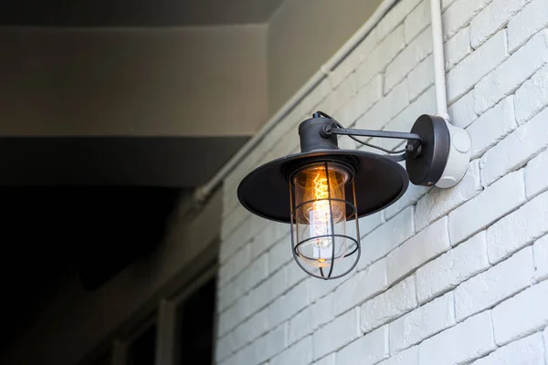 Vintage stijl hang lamp café wandversiering buiten op witte bakstenen muur. — Stockfoto