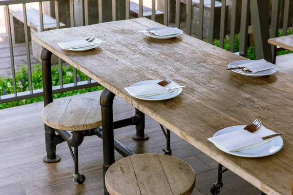 Прибрати новий ніде дерев'яний стіл кафе і ресторану . — стокове фото