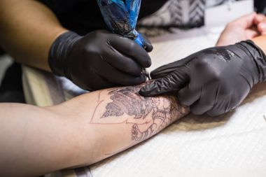 closeup el dövme Professional Tay tarzı genç moda yapmak.