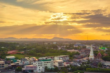 Gün batımı twilight ile Trang Tayland şehir güzel gökyüzü.