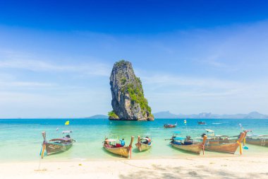Tayland yaz seyahat deniz, deniz Beach Krabi Phi Phi Island Phuket Tayland eski bir ahşap tekne 