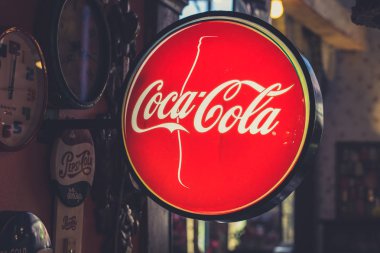 Vintage afiş içme Coca-Cola bar iş iz.