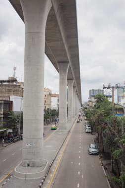 BTS gökyüzü tren yüksek demiryolu istasyonunda Bang Po Bangkok Tayland.