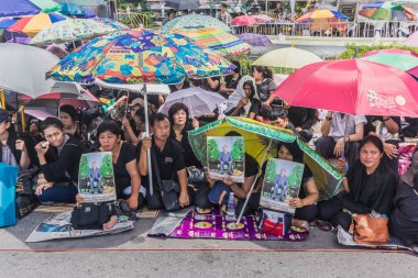 Tay insanlar ne yazık ki çiçek çiçek tribute ölüm Tayland Kralı Bhumibol Adulyadej Wat Phra Kaew, saygı için yer.