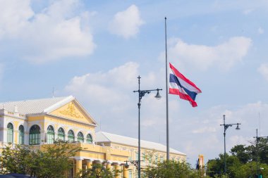 Uçmak için Tayland Kralı Bhumibol Adulyadej ölümünü takiben bir ay boyunca yarıya bayraklar.