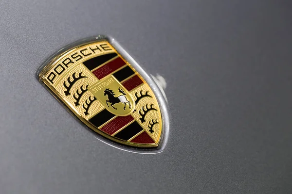 PORSCHE logotipo do supercarro sinal de luxo fabricante de automóveis alemão especializada em carros esportivos de alto desempenho — Fotografia de Stock