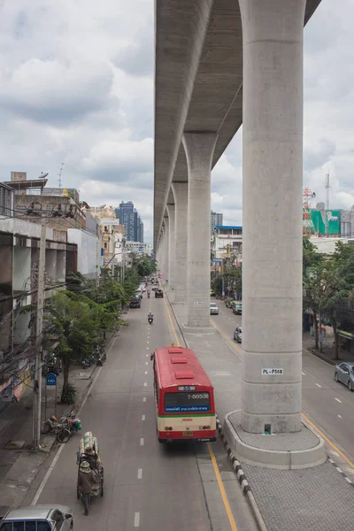 BTS gökyüzü tren yüksek demiryolu istasyonunda Bang Po Bangkok Tayland.