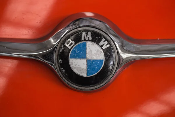 "BMW "Vintage mini ancien logo de voiture à Isetta of Bavarian Motor Works constructeur automobile allemand . — Photo