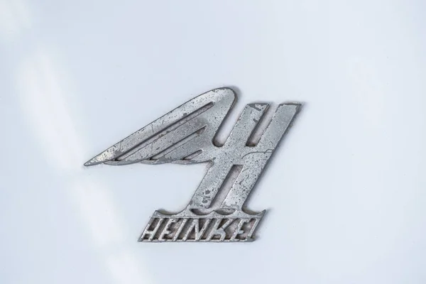 "Heinkel Flugzeugwerk "Mini logo de voiture vintage de l'entreprise allemande de fabrication d'avions fondée par Ernst Heinkel produisant des voitures légères entre 1956 et 1958 . — Photo