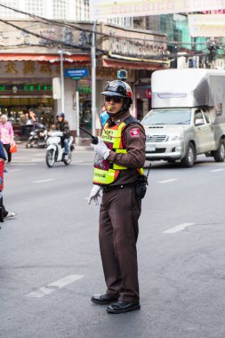 Tay trafik polisi kask cam radyo ve düdük Yaowarat Tayland at ile görevli.