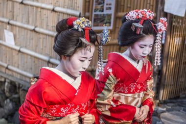 Kadın ya da geyşa giyinme Vintage geleneksel güzel Kimono sokakta yürürken bez Kyoto Japonya'da.