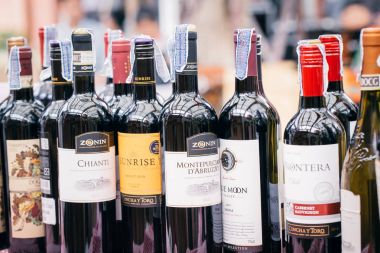 Kırmızı ve beyaz şarap Tayland satış şişelerde almak.