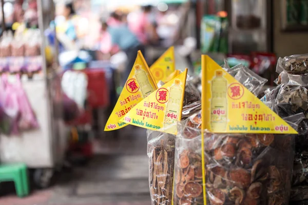 Kinesiska charms försäljning på Yaowarat eller Bangkok Kina town. — Stockfoto