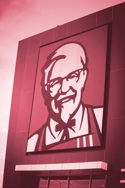 Kentucky Fried Chicken Ресторан Знак знака логотип в красном цвете тон, KFC Кризис после фекалий бактерии, найденные на льду подается в розетке KFC в апреле 2016 года концепция . — стоковое фото