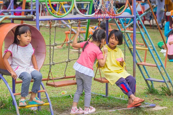태국 애 들 놀이터 공원에서. — 스톡 사진