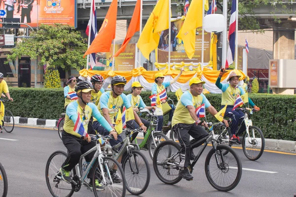 이벤트 "아빠 2015 자전거에에서 방콕 도시 주변 태국 사람들 승마 자전거" — 스톡 사진