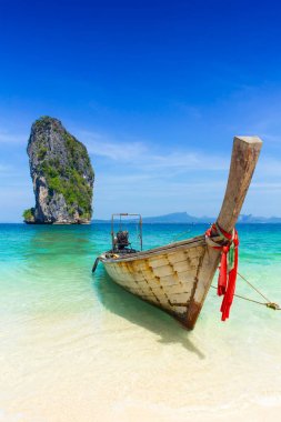 Tayland yaz seyahat deniz, Tay eski ahşap tekne deniz plaj Krabi Phi Phi Island Phuket Park beyaz kum mavi gökyüzü zümrüt yeşil okyanus su.