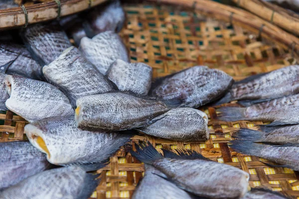 मासे संरक्षण, थाई अन्न वाळलेल्या नाईल टिलापिया मासे . — स्टॉक फोटो, इमेज