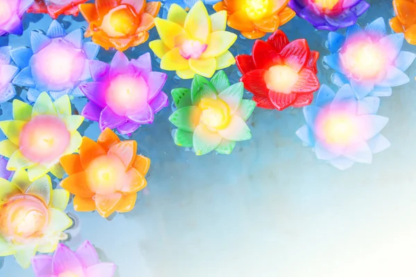 Vela de luz de flores de colores flotan en el estanque de agua . — Foto de Stock