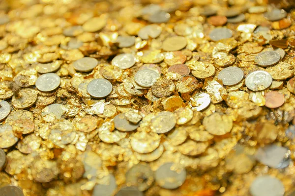 Nahaufnahme goldene Tellerfolie mit Münze am thailändischen Tempel Buddha-Statue Hautoberfläche. — Stockfoto