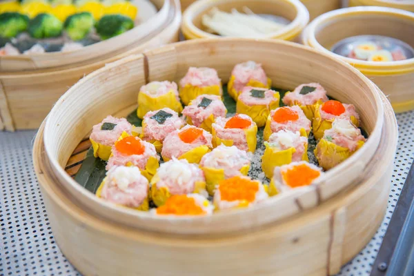 Yumcha o Dim sum, comida de vapor estilo cocina china servida en plato de bambú . — Foto de Stock