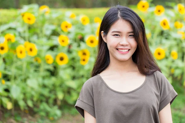 Lindo retrato asiático tailandés adolescente sonrisa con girasol con espacio de copia . — Foto de Stock