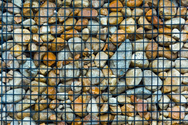 Dinding batu, batu di penghalang kandang logam . — Stok Foto