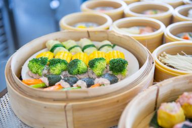 Yumcha veya Dim sum, bambu yığını çanak hizmet Çin Mutfağı stil Buhar gıda.