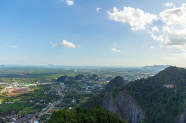 Krabi kaplan dağ görünümünden peyzaj mağara Tapınağı.