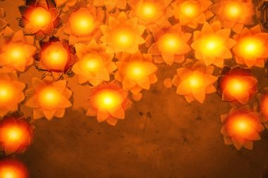 renkli çiçek ışık mum float su birikintisi içinde.