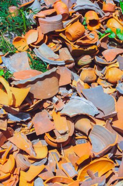 Çöp atık toprak çatlamak.